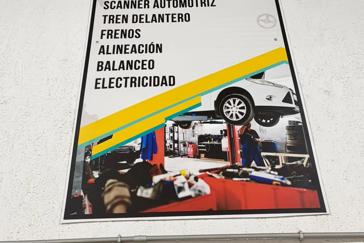 Cartel de servicios de Balmatax Mecánica en el taller